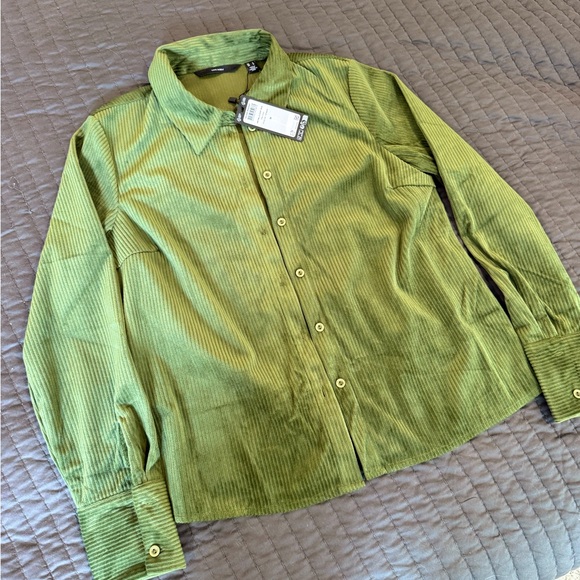 Green button up - Picture 1 of 7